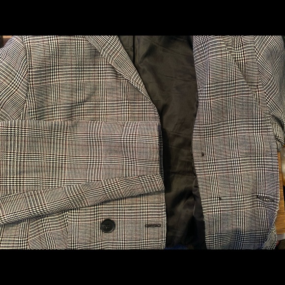 Blazer - Picture 4 of 4